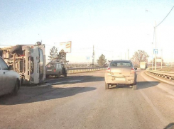 Под Ростовом на трассе перевернулась фура с «Пепси»