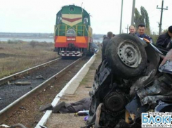 В Ростовской области поезд протаранил автомобиль: один человек погиб 