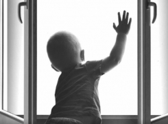 В Ростовской области мужчина спас жизнь ребенку, выпавшему из окна