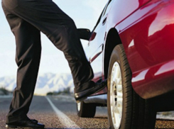 Случайный попутчик отпинал ногами подобравший его на дороге автомобиль в Ростовской области