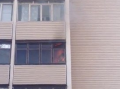 В Ростове на улице Космонавтов горит квартира