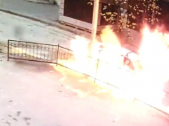 Мощный взрыв снесшей ограждения машины попал на видео в Ростове