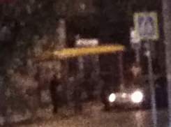 Хулиганы толпой жестоко избивали парня на глазах у его девушки на ночной улице Ростова