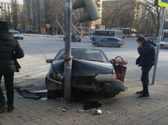 Неугодный светофор снес загипнотизированный водитель ВАЗа в Ростове-на-Дону