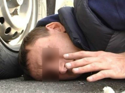 Двое молодчиков избили и ограбили водителя легковушки за отказ дать «закурить» на светофоре Ростова