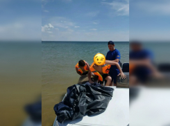 Подростков унесло на сдувающемся матрасе на Цимлянском водохранилище — их спасли катером