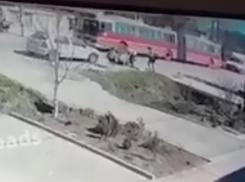 В Батайске водитель сбил перебегавшую через дорогу девочку