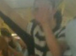 Искавший свои вещи в чужой женской сумке мужчина испугал пассажирку автобуса в Ростове