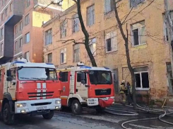 В центре Ростова горит трехэтажное здание