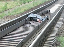 Мужчина погиб под колесами поезда в Ростовской области