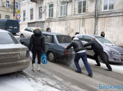 В Ростове из-за выпавшего снега парализовано движение 