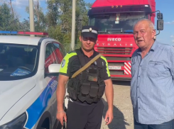 Полицейские помогли водителю поломанного грузовика на трассе в Ростовской области