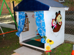 Небезразличные родители не дождались строительства детской площадки и обустроили ее сами в Ростове