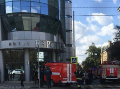 Спасатели потушили серьезный пожар в жилой многоэтажке в центре Ростова