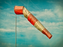 Штормовое предупреждение объявлено в Ростове-на-Дону из-за ураганного ветра