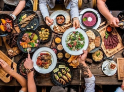 Поедающие из «волшебной» сумки курицу и вареную картошку оголодавшие посетители кафе шокировали жителя Ростова