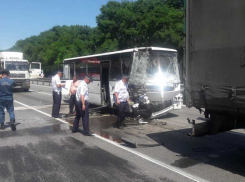 Число пострадавших в ДТП с автобусом и фурой под Ростовом выросло до 15 человек