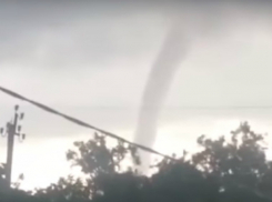 Надвигающийся на Ростов огромный смерч перепуганные пляжники сняли на видео