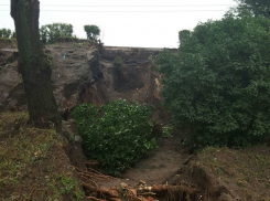 Из-за аномального ливня на проспекте Стачки сошел оползень 
