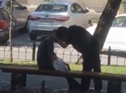 Страстные поцелуи разгоряченных парней в центре Ростова попали на видео