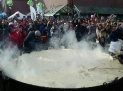 Гигантский блин испекли на Масленицу сотрудники  СИЗО в Ростовской области