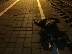 Молодой венный погиб под колесами пассажирского поезда под Ростовом