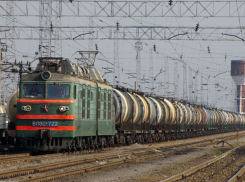 Грузовой поезд размазал по рельсам мужчину и женщину в Таганроге