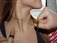 Бывший наркоман ограбил и до смерти напугал молодую женщину во дворе Ростовской области