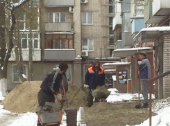 Укладка плитки в холод и снег развеселила ростовчан