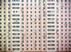 Ребенок выпал из окна многоэтажки в Ростовской области 