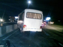 В Ростове на Малиновского рейсовая маршрутка врезалась в «КамАз» и отлетела в отбойник