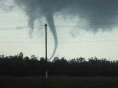 В Ростовской области очевидцы сняли смерч на видео
