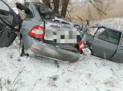 Женщина вылетела из салона: страшное ДТП случилось в Ростовской области 
