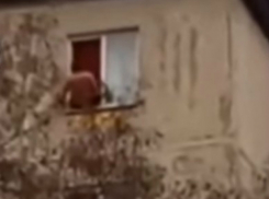 Жестокая попытка выкинуть полуголого мужчину из окна многоэтажки Ростова попала на видео