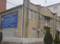 Бывшего заместителя прокурора Сальска приговорили к 1,5 годам колонии за мошенничество