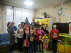 Регоператоры вручили подарки юным жителям Дона