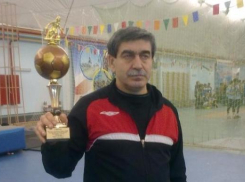 В Азове ростовский тренер поднимал дух своим воспитанницам с помощью мата 