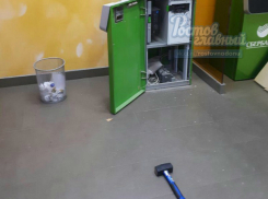 Неудавшаяся попытка ограбить банкомат оставила от расхитителей только кувалду и перчатки