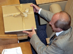 Чиновникам Ростовской области запретили получать от граждан новогодние подарки