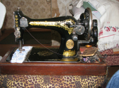 Молодые ростовчанки похитили телевизор и швейную машину из дома спящего хозяина