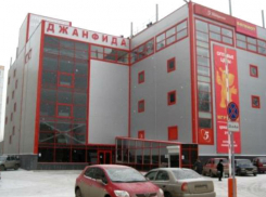 Руководитель торгового центра наказал начальника службы безопасности и охранника после инцидента с ростовчанкой