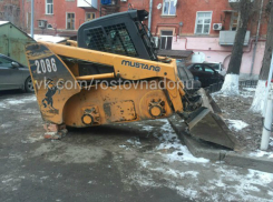 Экскаватор-трансформер без колес во дворе Ростова бдительные жители сняли на фото