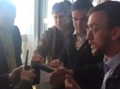 Ожесточенный спор застрявших в аэропорту Домодедово пассажиров из Ростова попал на видео