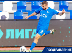 Игрок ФК «Чайка» Дмитрий Садов отмечает 26-летие