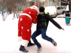 Драку хулиганов Волгодонска с Дедом Морозом сняли на видео