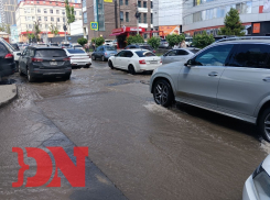 В центре Ростова дорогу залило горячей водой
