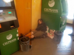 Ростовчане возмущены тем, что в центре города у банкоматов ночуют бездомные