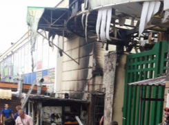 Ларек с лакокрасочной продукцией сгорел на Центральном рынке Ростова