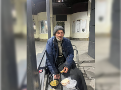 Пережившего инсульт бездомного дончанина отказываются брать в социальный центр 