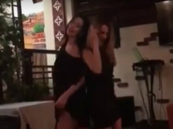 Зажигательный танец  брюнетки и блондинки в мини в ресторане Ростова попали на видео